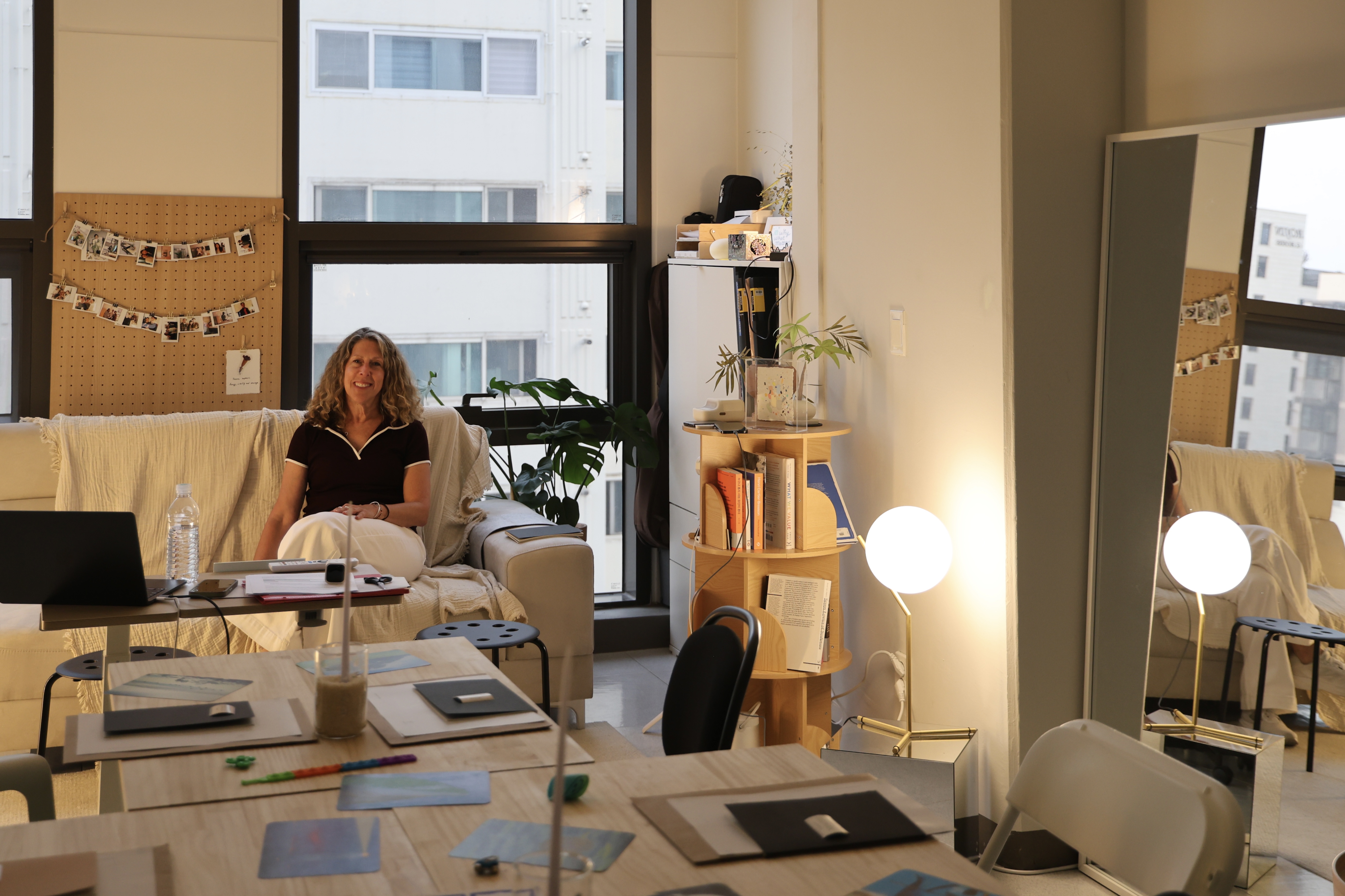 Caroline Zwicker in the studio before the session
