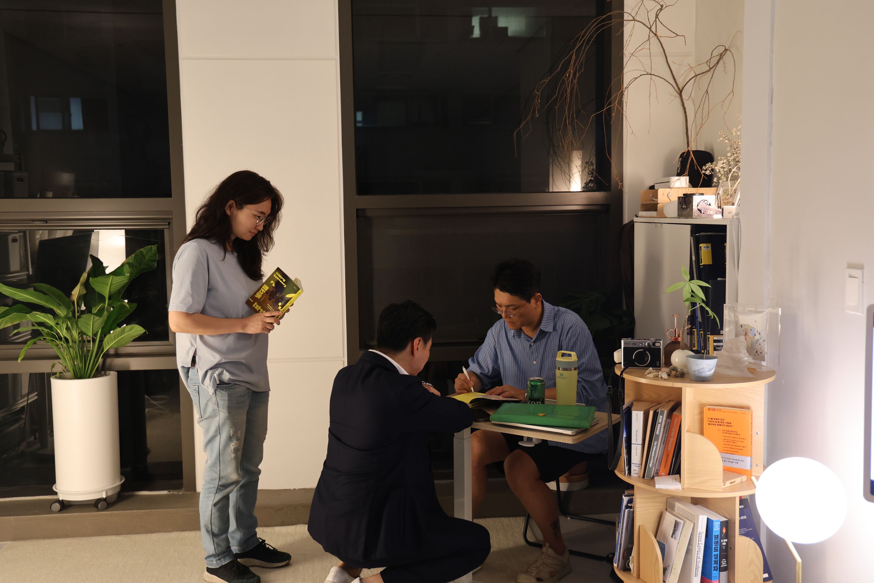 책에 사인을 받는 참가자