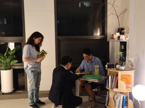 책에 사인을 받는 참가자