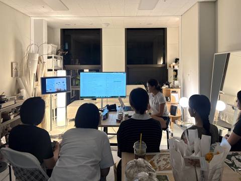 유기물결 팀이 컬렉션의 재료들을 살펴보는 모습