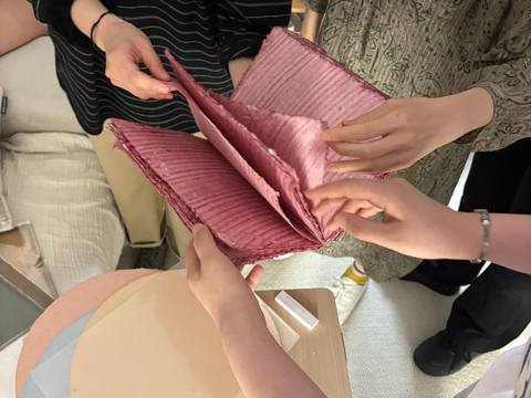 테이블에 둘러앉아 소재 아카이브에 대해 대화하는 모습