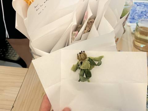 방문 중 재료 샘플을 직접 만져보는 참가자들
