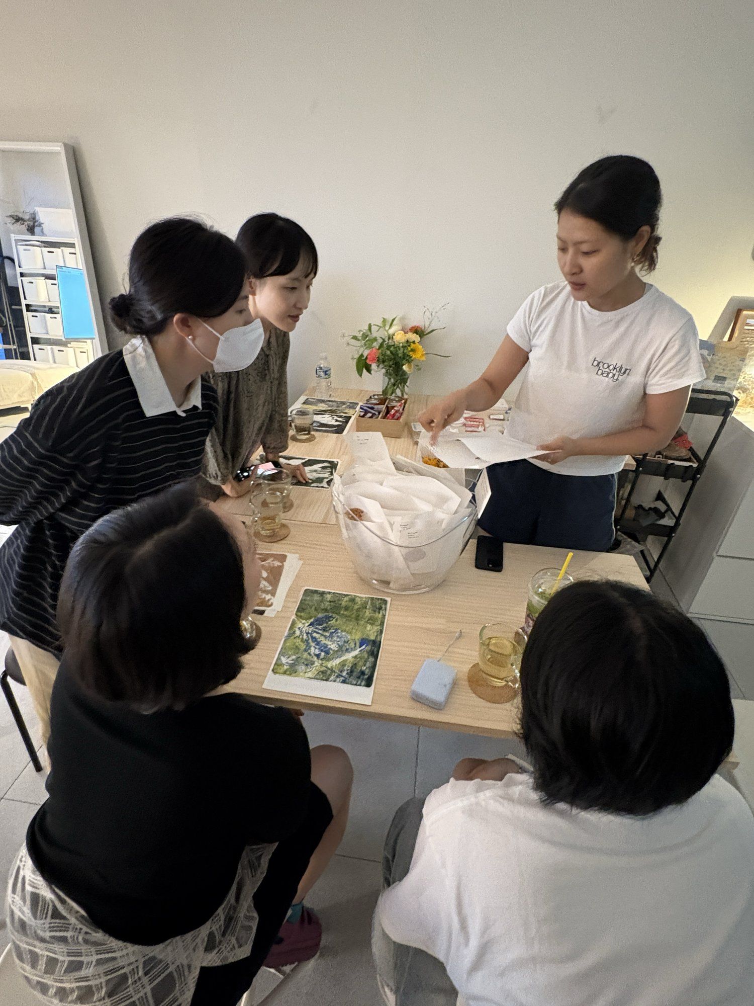 컬렉션 속 라벨링된 안료와 바인딩 미디엄 클로즈업