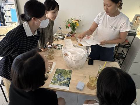 컬렉션 속 라벨링된 안료와 바인딩 미디엄 클로즈업