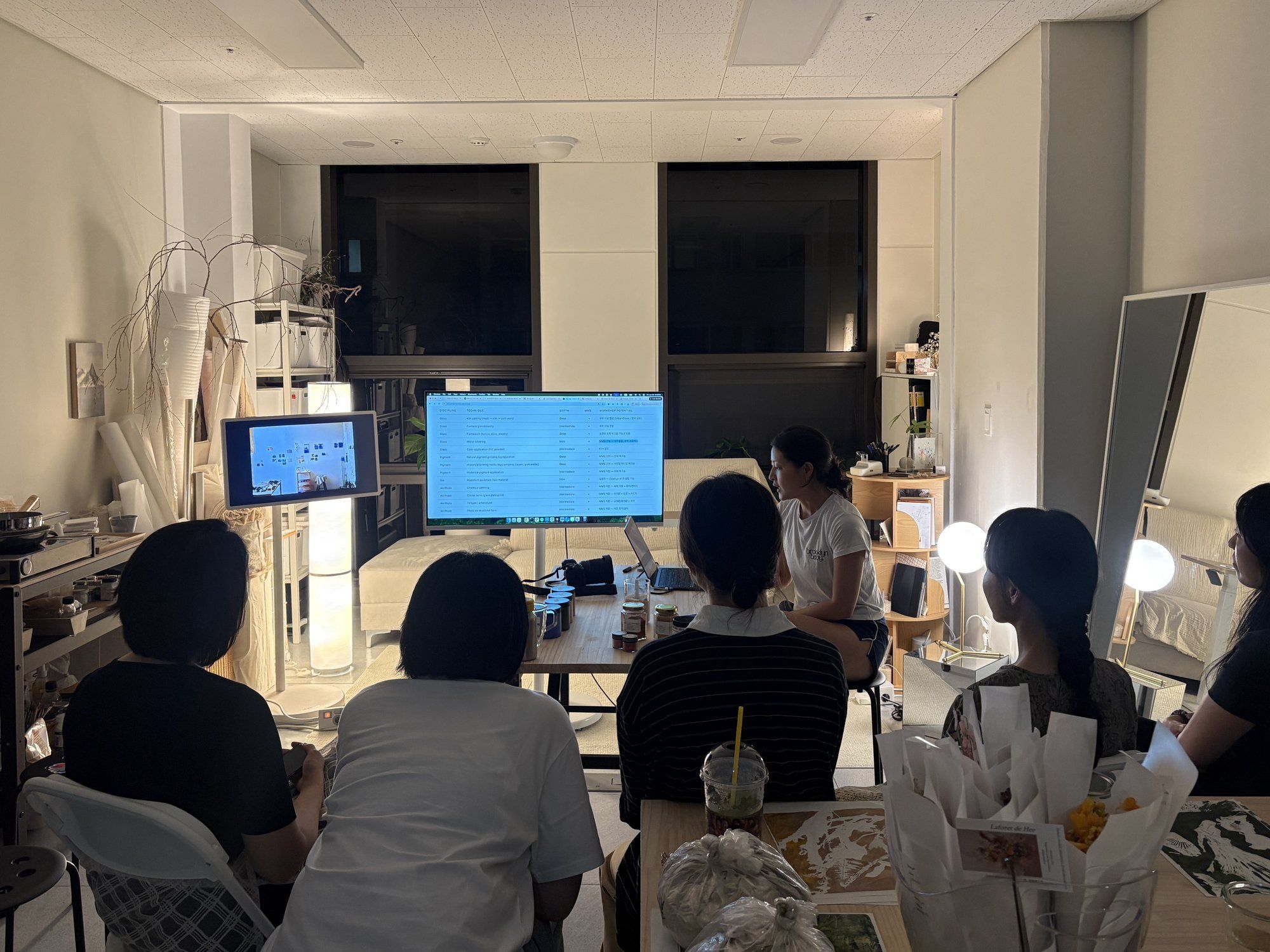 컬렉션 속 라벨링된 안료와 바인딩 미디엄 클로즈업