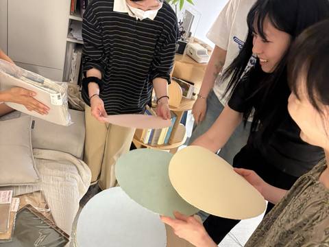 스튜디오에 걸린 참고사진과 재료 스와치