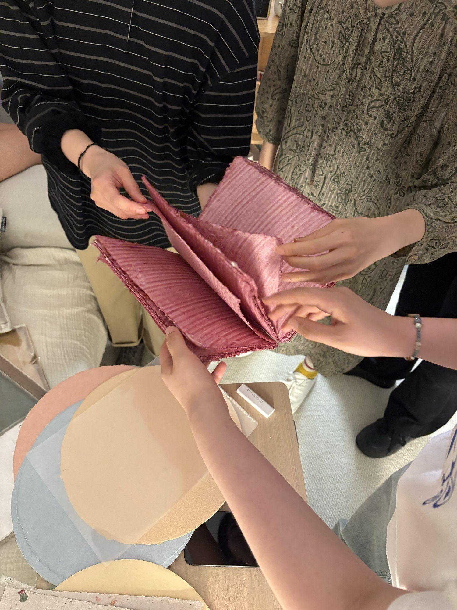 컬렉션 속 라벨링된 안료와 바인딩 미디엄 클로즈업