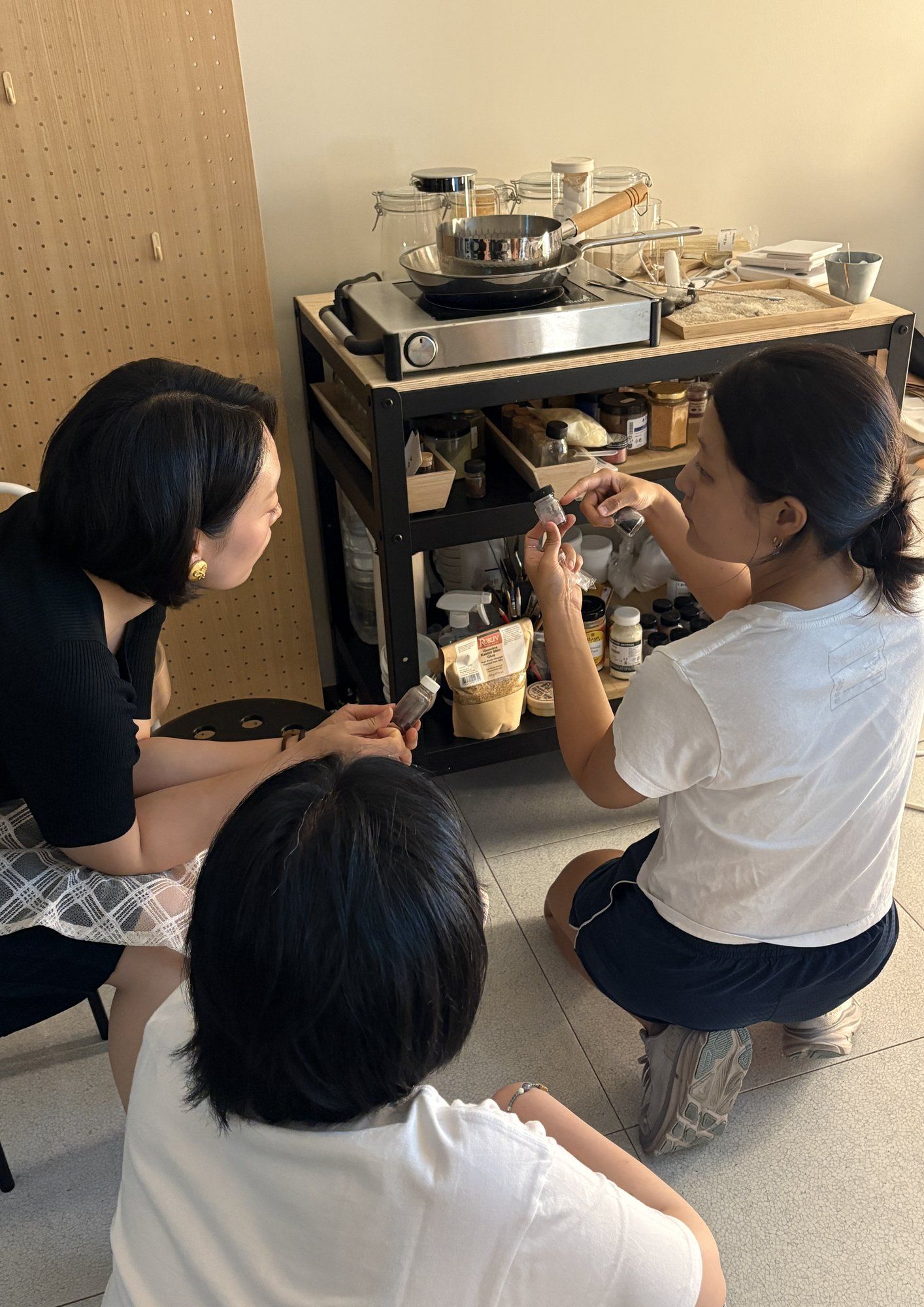 테이블에 펼쳐진 원재료 안료·바인더 샘플
