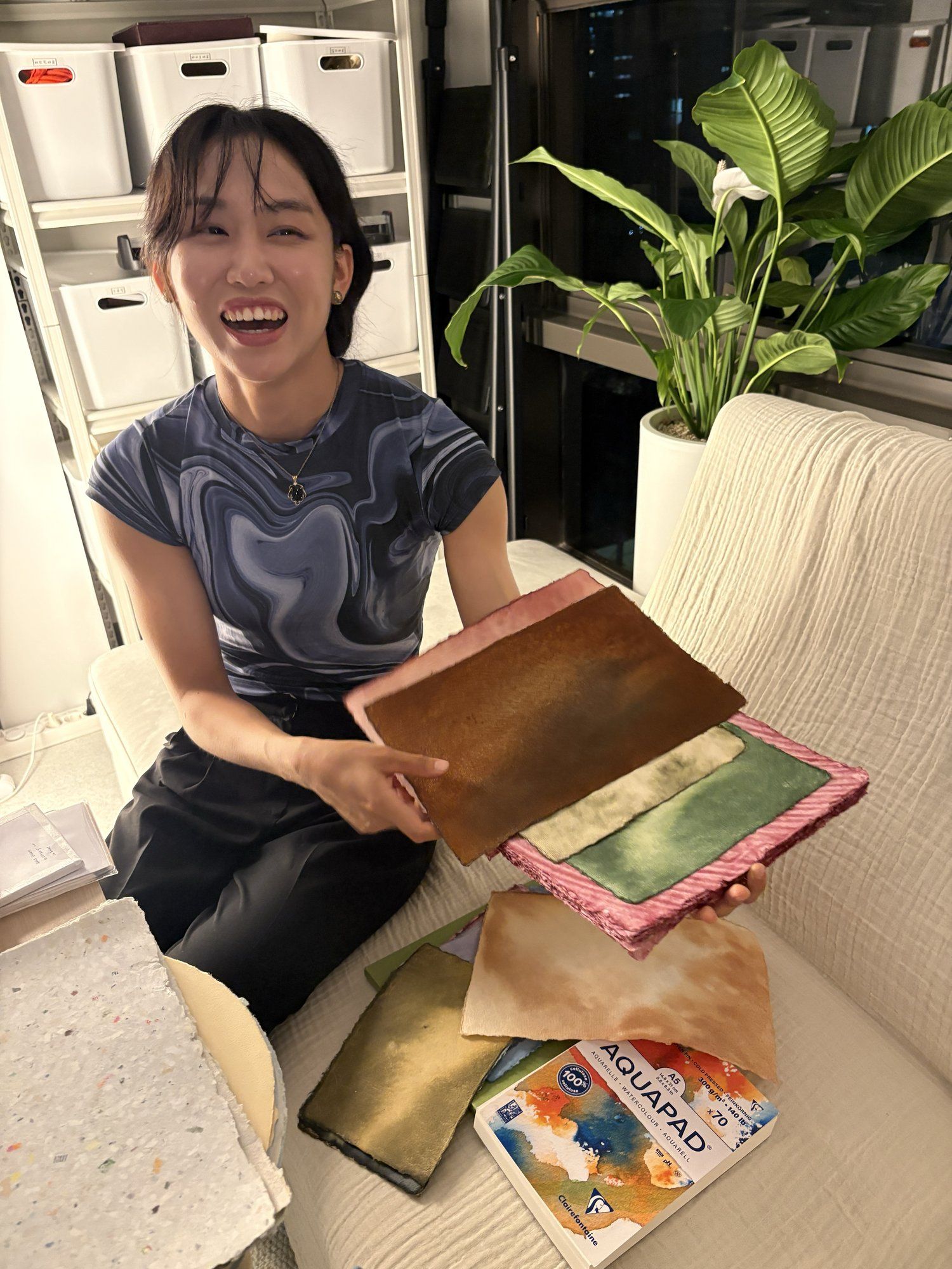 스튜디오에 걸린 참고사진과 재료 스와치